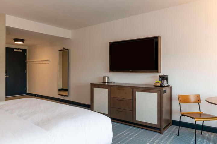 1 King Bed (10 of 17)