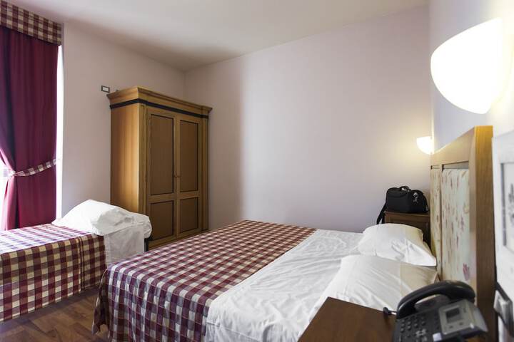 Room 5 of 77