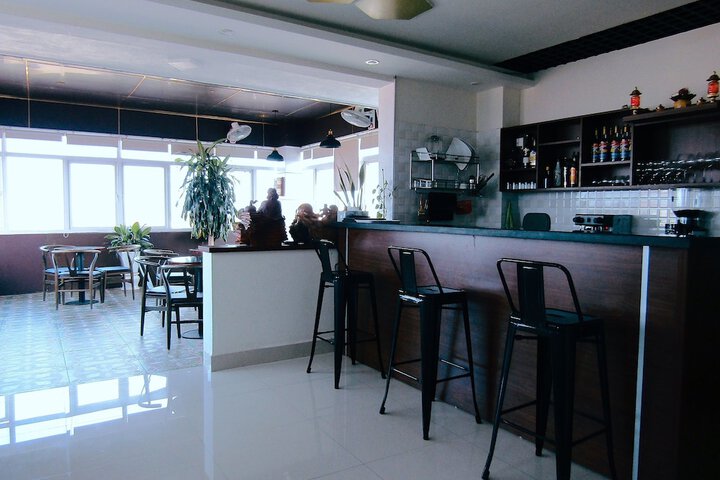 Lounge 21 of 32
