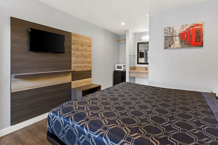 1 King Bed (6 of 11)