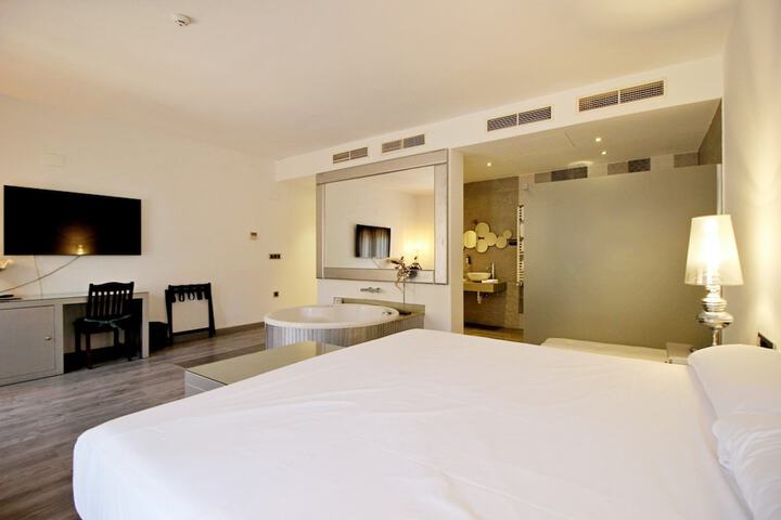 Room 27 of 122