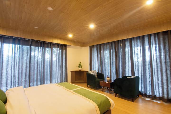 Room 28 of 83