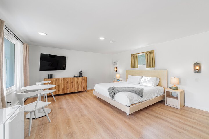 Deluxe King Bed (4 of 42)