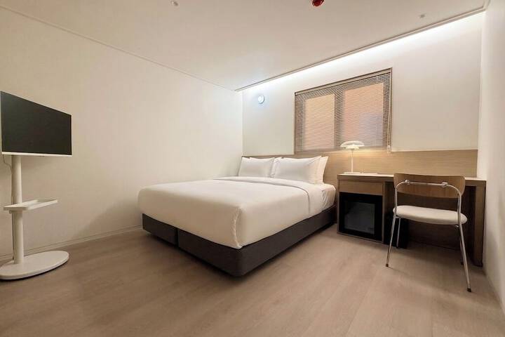 Room 2 of 16