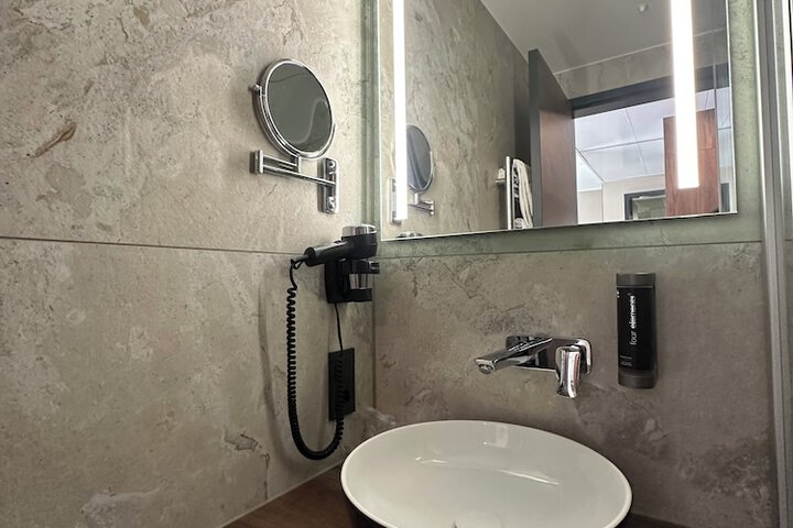 Room 40 of 100