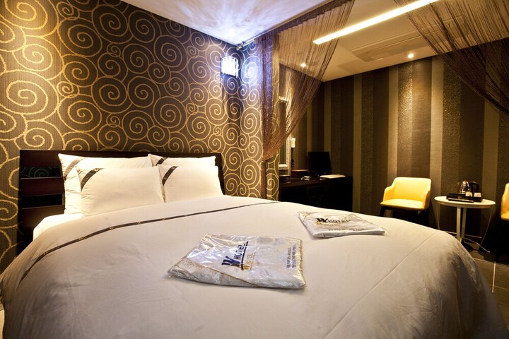 Room 6 of 24