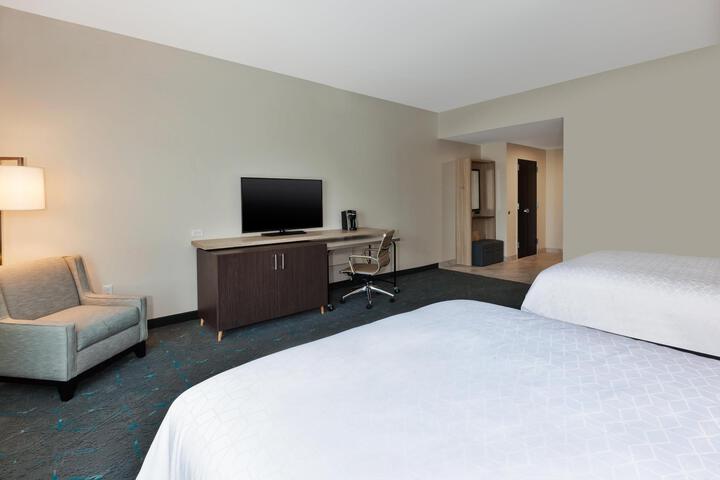2 Queen Beds (2 of 4)