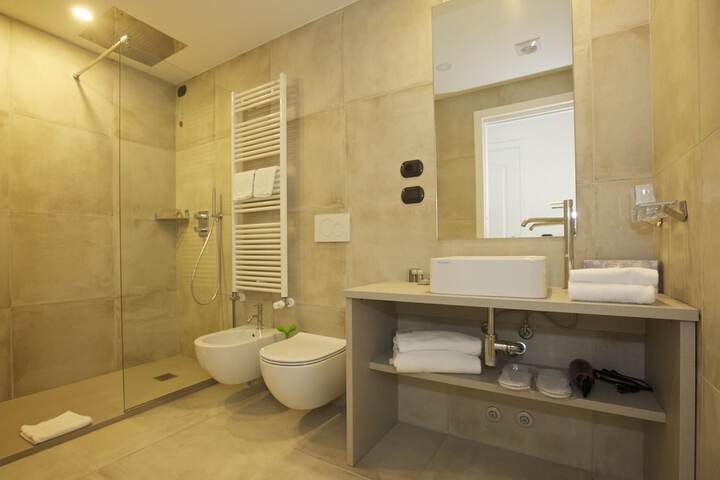 Room 52 of 80