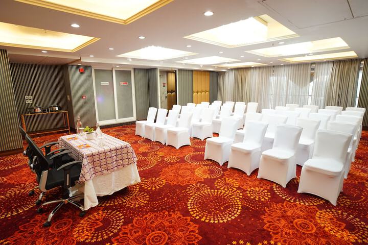 Ballroom/Hall 31 of 34