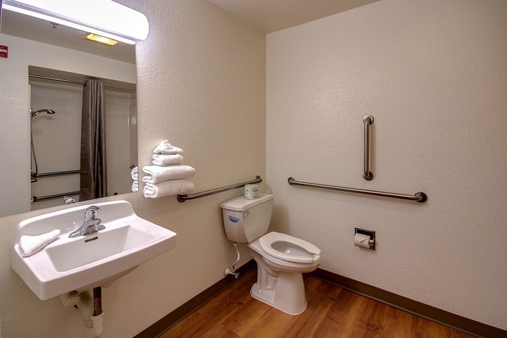1 Queen Bed Mobility Accessible Tub (2 of 16)