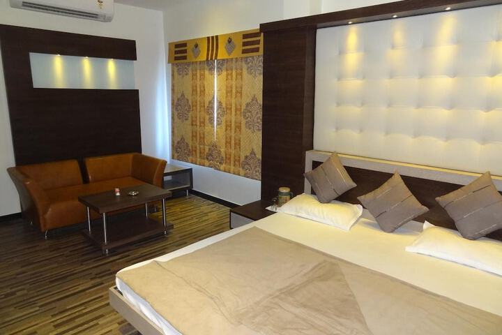 Room 13 of 34