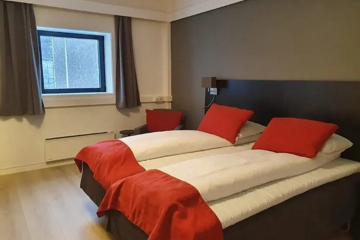 Room 4 of 9