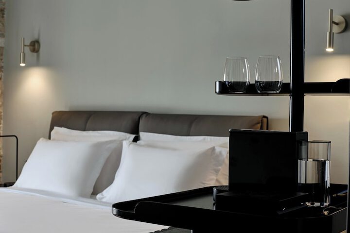 Room 5 of 206