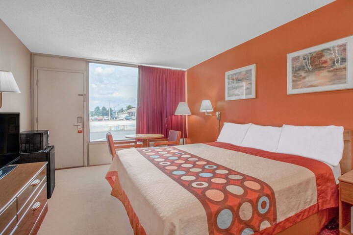 1 King Bed (2 of 8)
