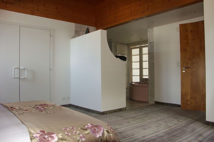 Room 3 of 91