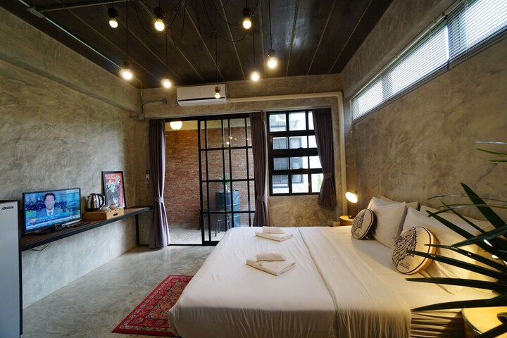 Room 4 of 36