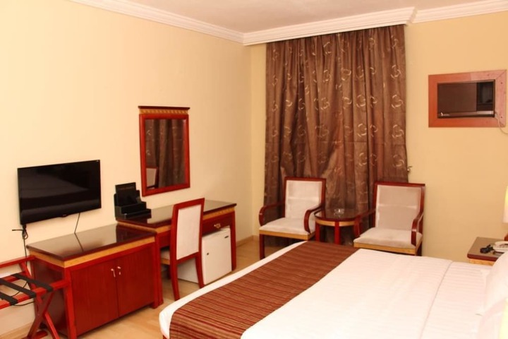 Room 8 of 82