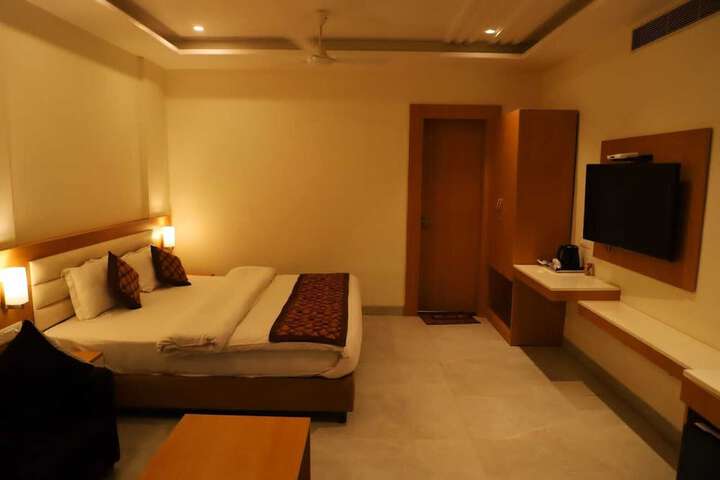 Room 4 of 8