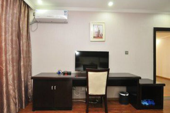 Room 8 of 11