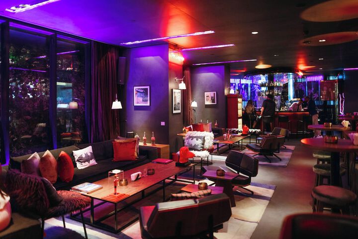 Lounge 83 of 100