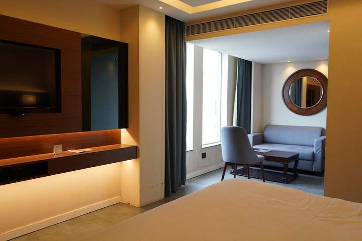 Room 9 of 42