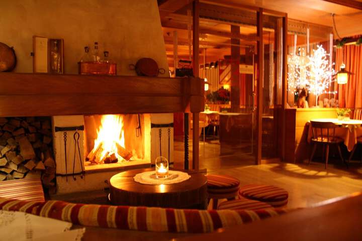 Lounge 31 of 37