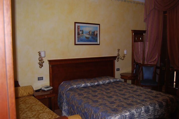 Room 9 of 90