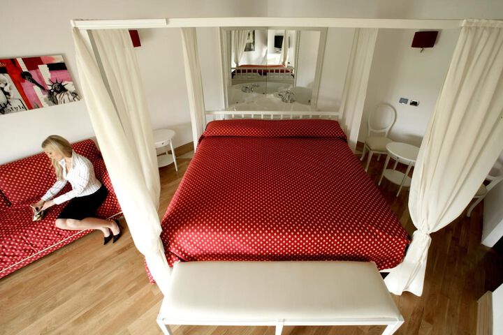 Room 9 of 26
