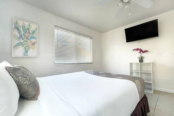 Studio Queen Bed (3 of 7)