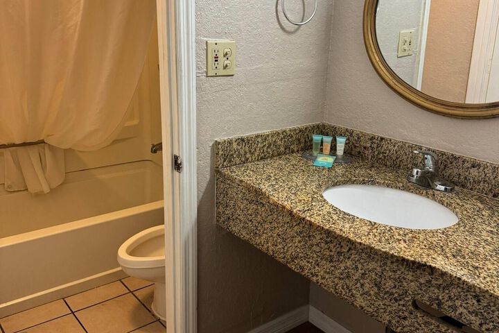 Room 16 of 28