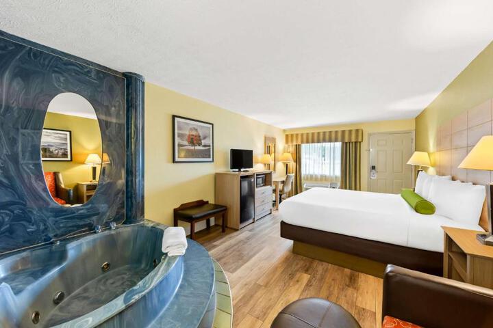 1 King Bed Microwave, Refrigerator WiFi Full Breakfast (2 of 18)