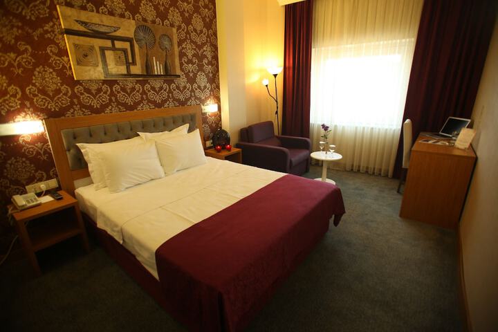 Room 32 of 47