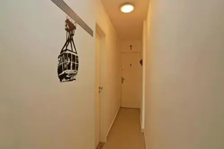 Room 5 of 8