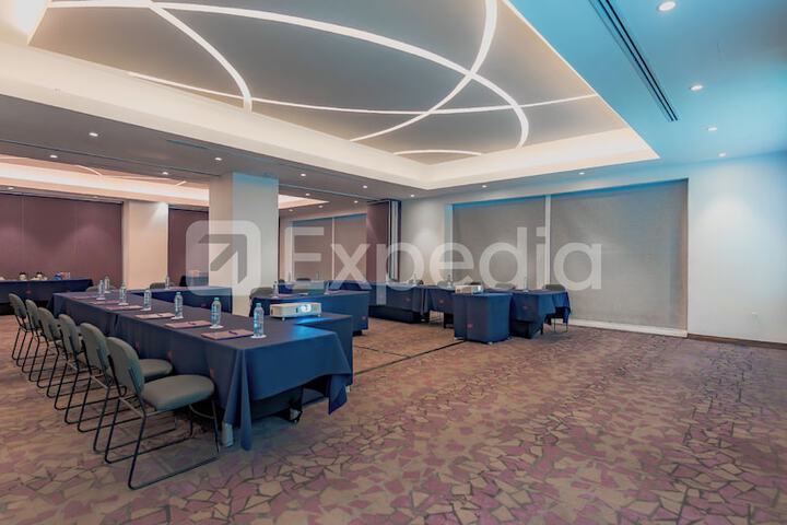 Ballroom/Hall 32 of 40