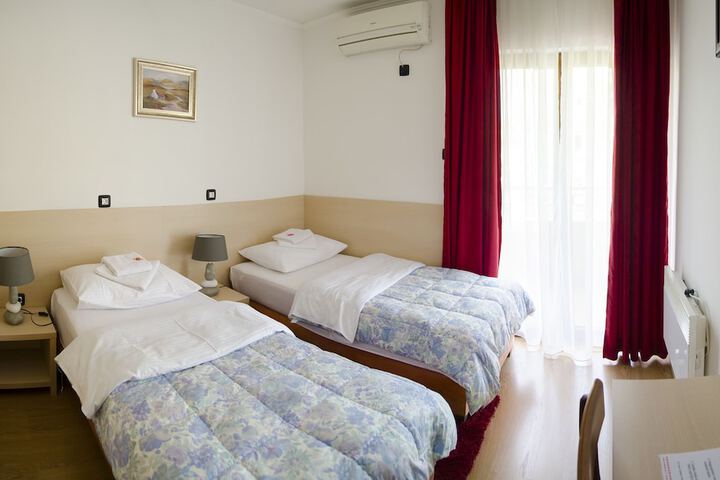 Room 4 of 18