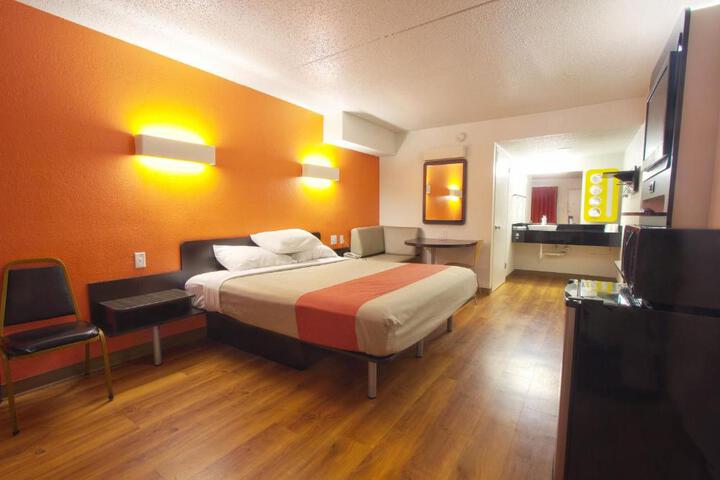 1 King Bed (3 of 4)