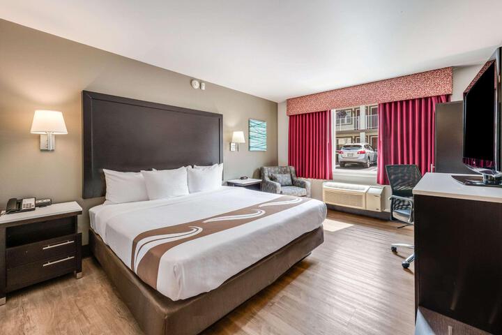 1 King Bed (4 of 13)