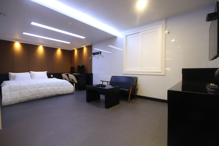 Room 8 of 36