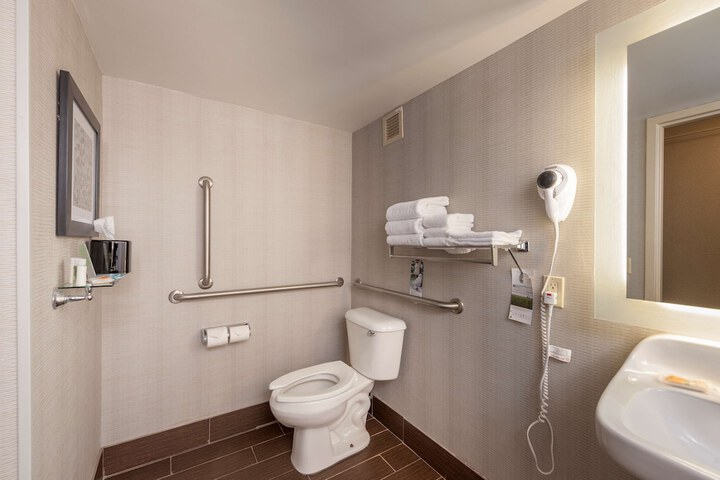 1 King Bed Sofa Bed Work Desk Refrigerator WiFi Keurig Coffee Maker Full Breakfast (6 of 15)