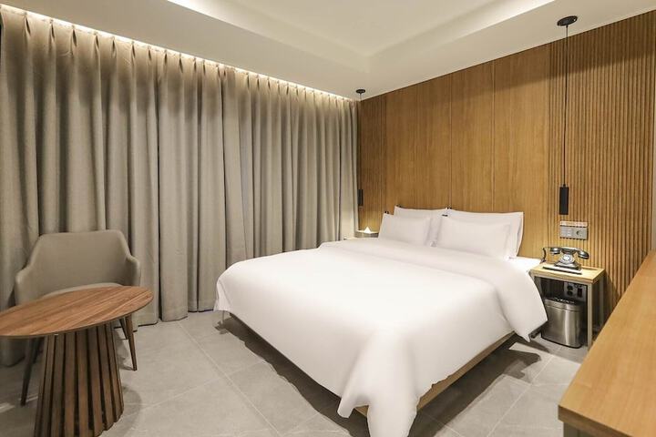 Room 3 of 42