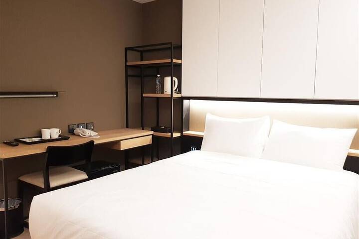 Room 2 of 28