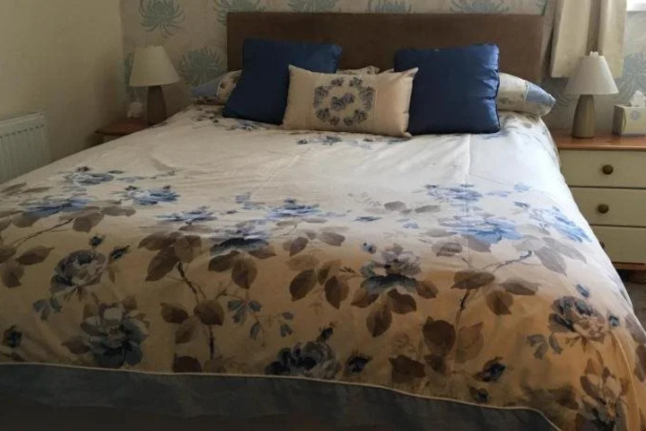 Room 5 of 12