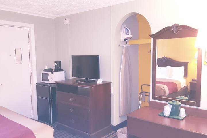 1 Queen Bed (9 of 18)