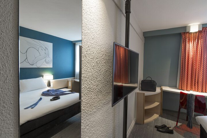Room 3 of 82