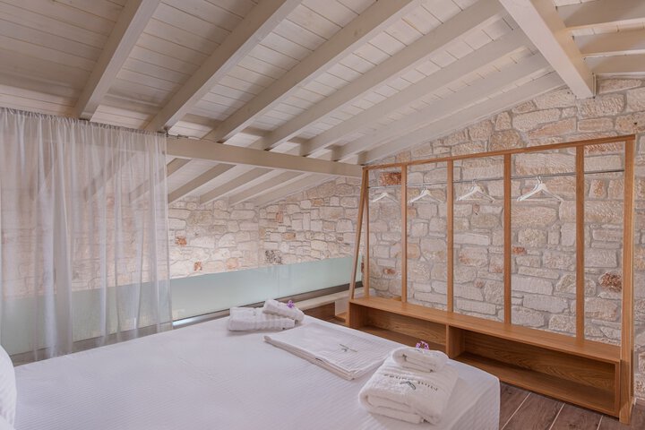 Room 3 of 49