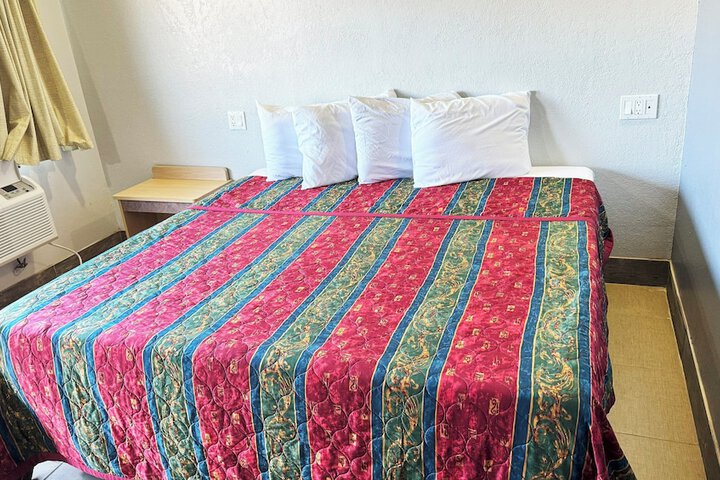 1 King Bed (1 of 15)