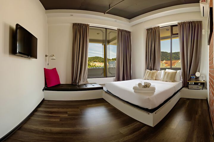 Room 5 of 18