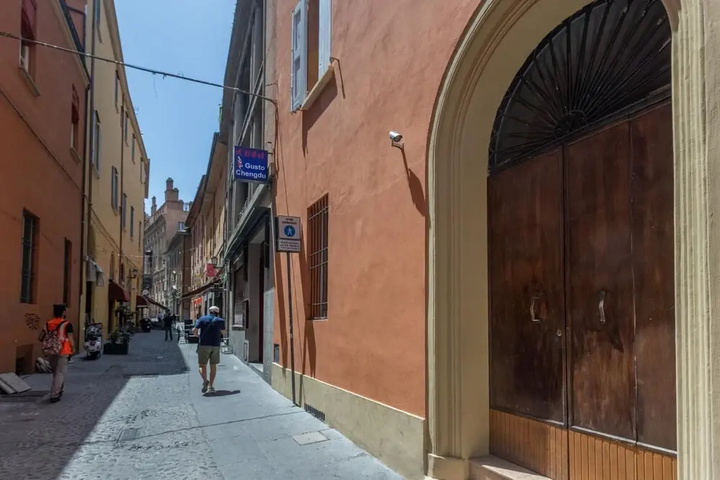 Image of Asinelli in Bologna with 1 bedrooms and 1 bathrooms