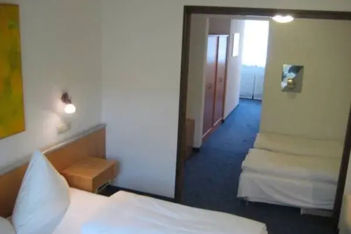 Room 6 of 16