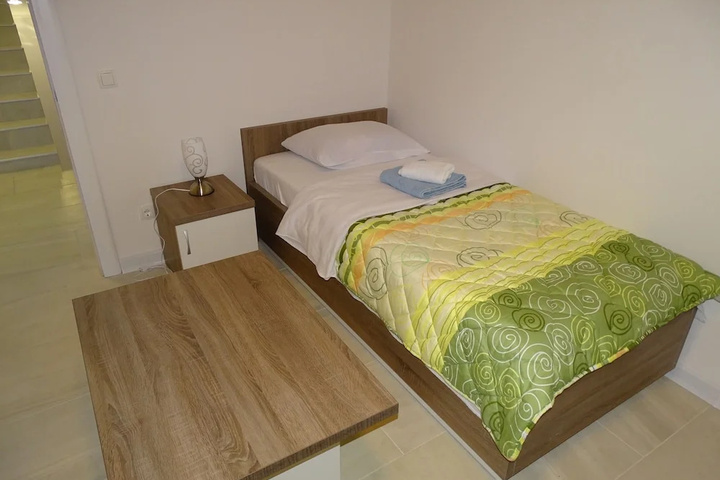 Room 4 of 16